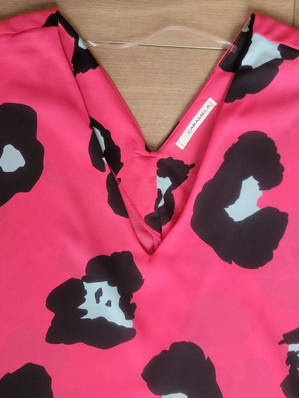 CARAMELA Women's Bonnie Pink Polyester Animal Print V-Neck Blouse Size Small - Picture 4 of 11